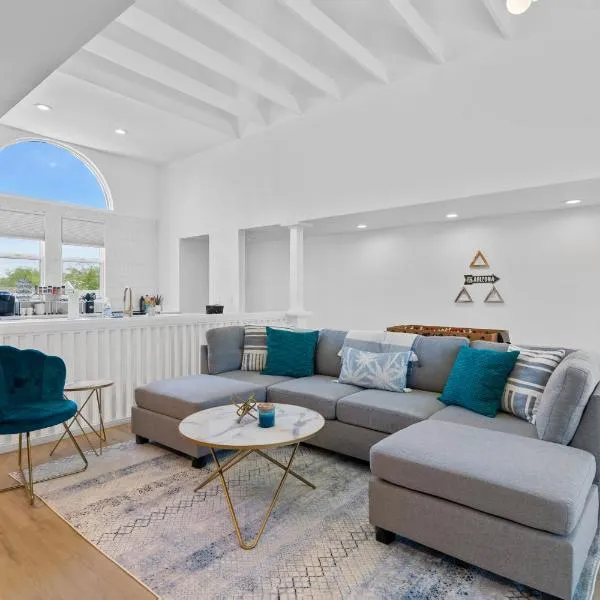 Stylish Phoenix Townhome - Foosball Table, Laundry, Parking!