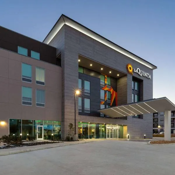 La Quinta Inn & Suites by Wyndham San Antonio at the RIM